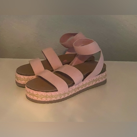 Steve Madden
Krissy Sandal
NWOT
Size 13
Pink Platform Sandals - Picture 3 of 5